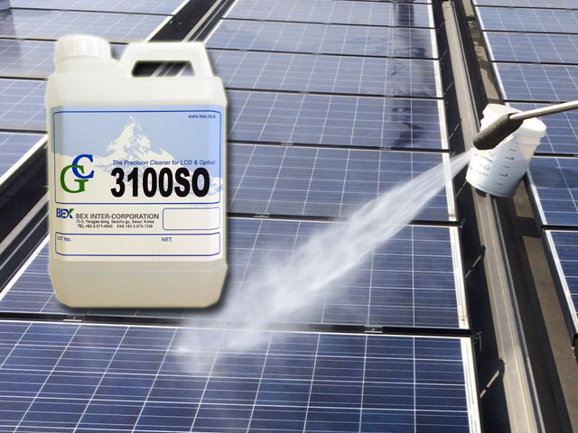 太陽光パネル専用洗浄剤「GC3100SO」による洗浄シーン